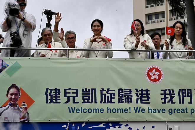 中国香港代表团奥运健儿坐巴士巡游